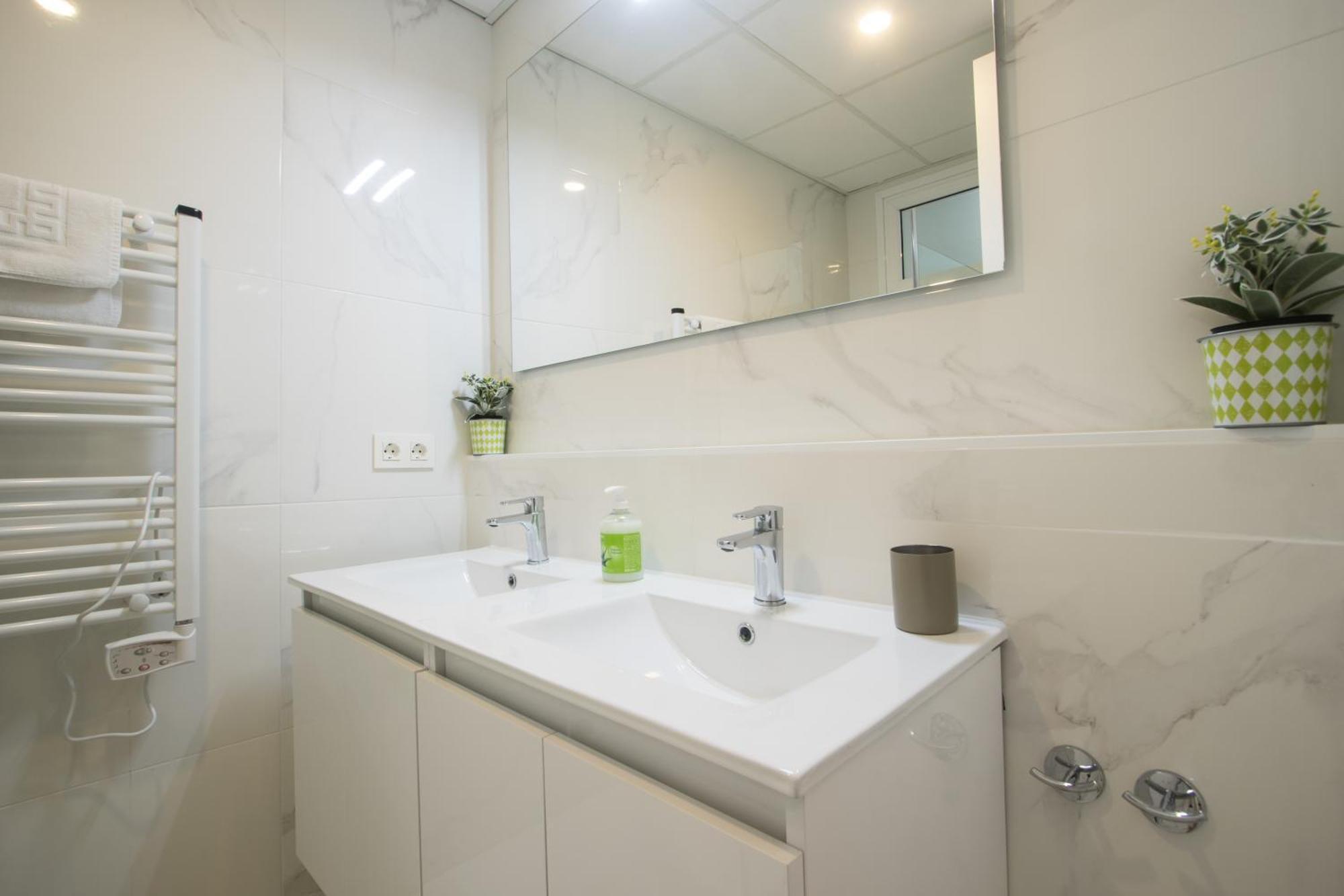 4 Bedroom/3 Baths W/ Ac In Near Beach! Alicante Exterior photo